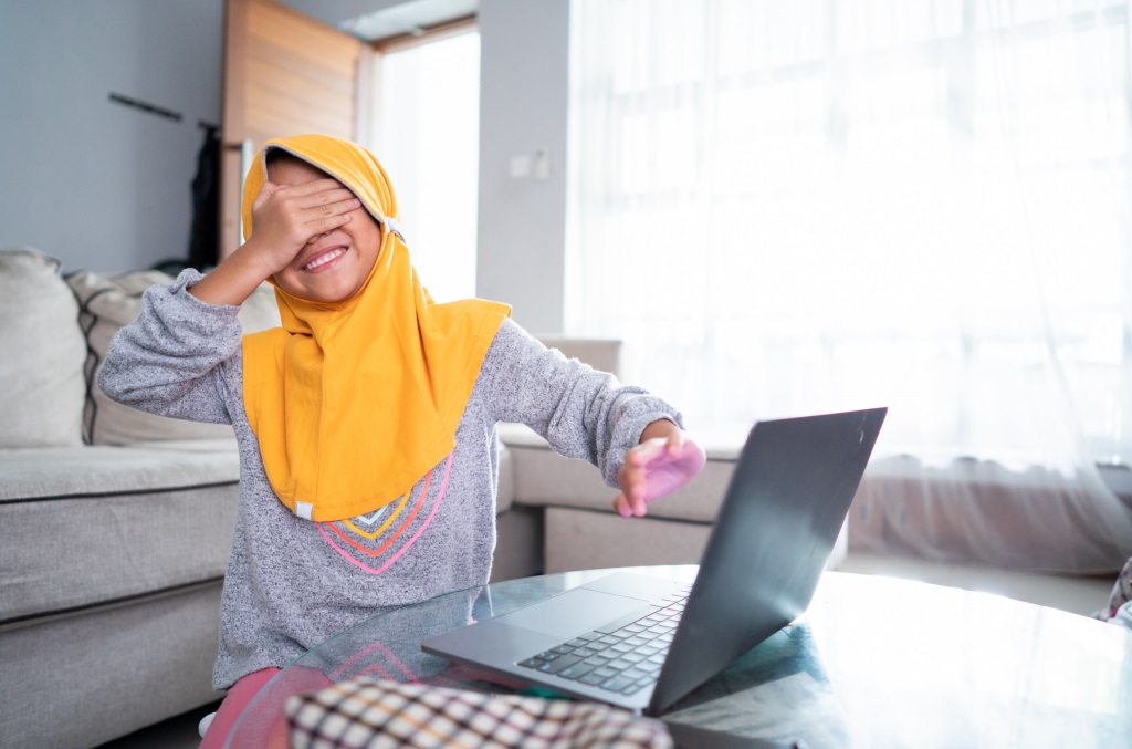 Mẹ thần đồng Đỗ Nhật Nam mách 3 cách ứng xử khéo léo khi bắt gặp con xem phim người lớn