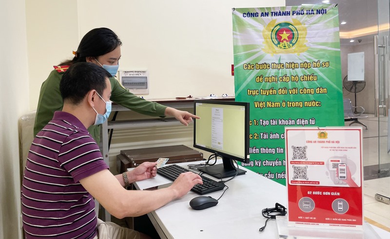 Người Hà Nội có thể ngồi ở nhà để làm thủ tục cấp hộ chiếu