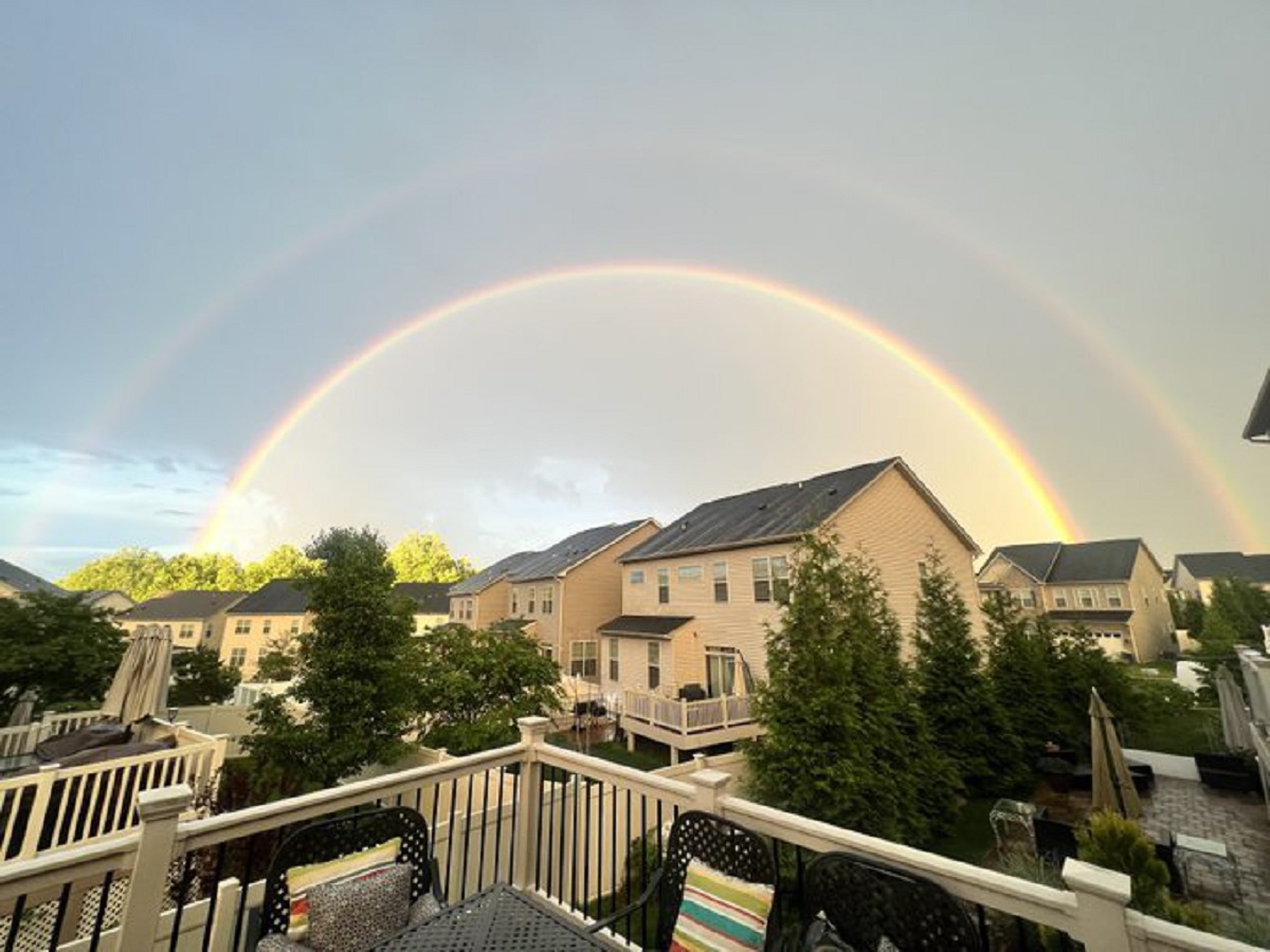 Sau cơn dông bão, cầu vồng kép xuất hiện trên bầu trời - Ảnh 2