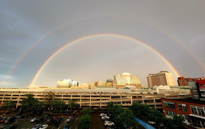 Sau cơn dông bão, cầu vồng kép xuất hiện trên bầu trời - Ảnh 1