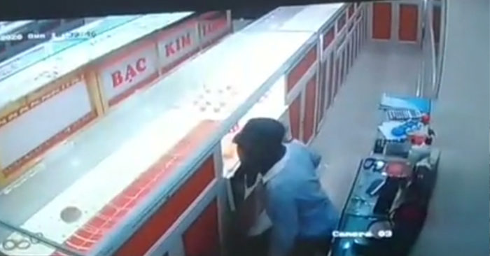 Đối tượng cướp tiệm vàng là nam sinh vừa tròn 14 tuổi