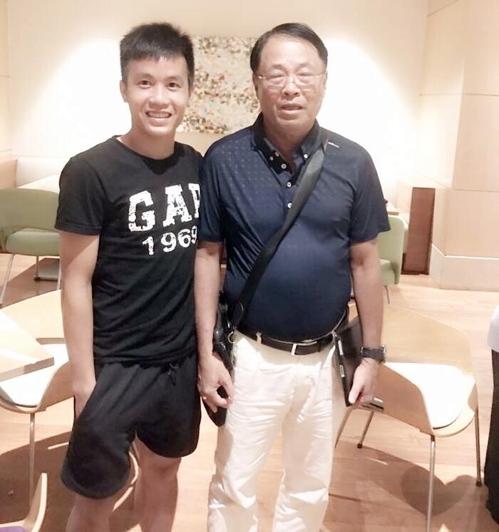 Tô Văn Vũ và HLV Trần Bình Sự, người ghi dấu ấn đặc biệt quan trọng với sự nghiệp cầu thủ của anh.