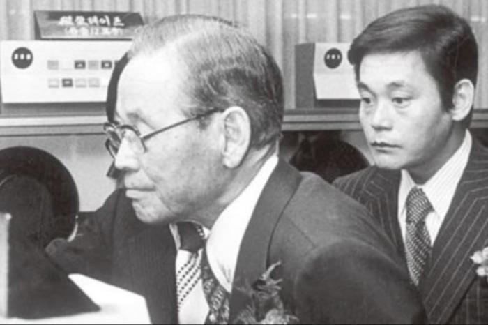 Ông Lee Kun-hee cùng cha mình tham quan nhà máy chất bán dẫn.