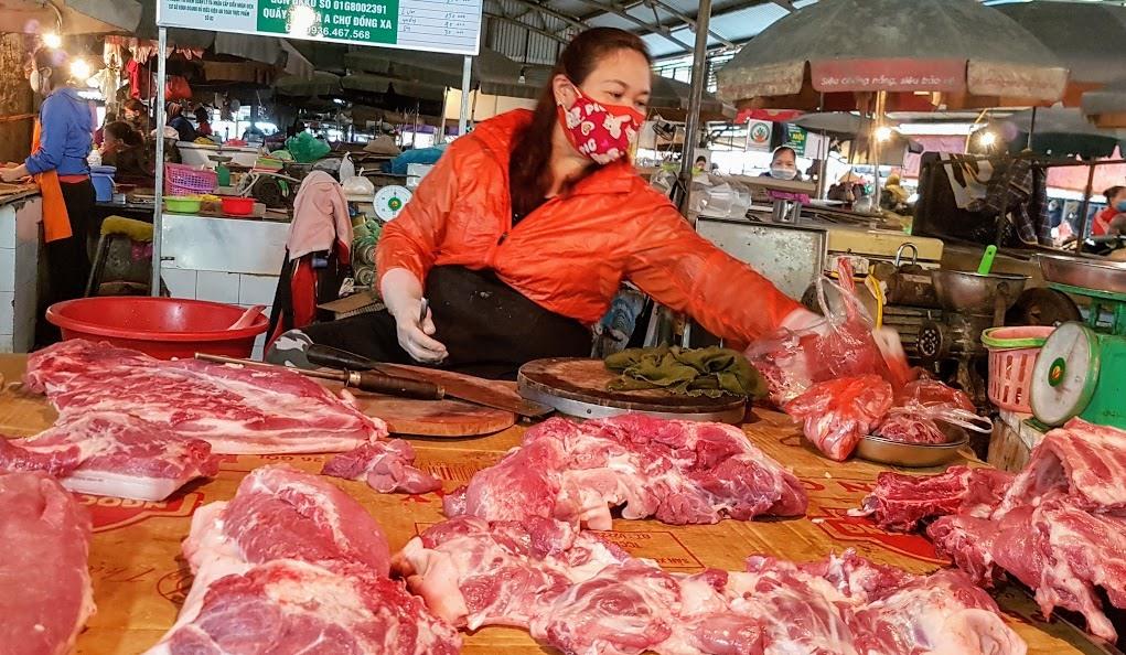 Theo các tiểu thương kinh doanh mặt hàng thịt lợn, giá thịt đang có xu hướng tăng liên tục.