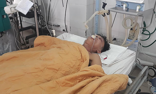 Một trong những trường hợp ngộ độc rượu nặng đang được điều trị tại khoa Chống độc - Bệnh viện Bạch Mai.