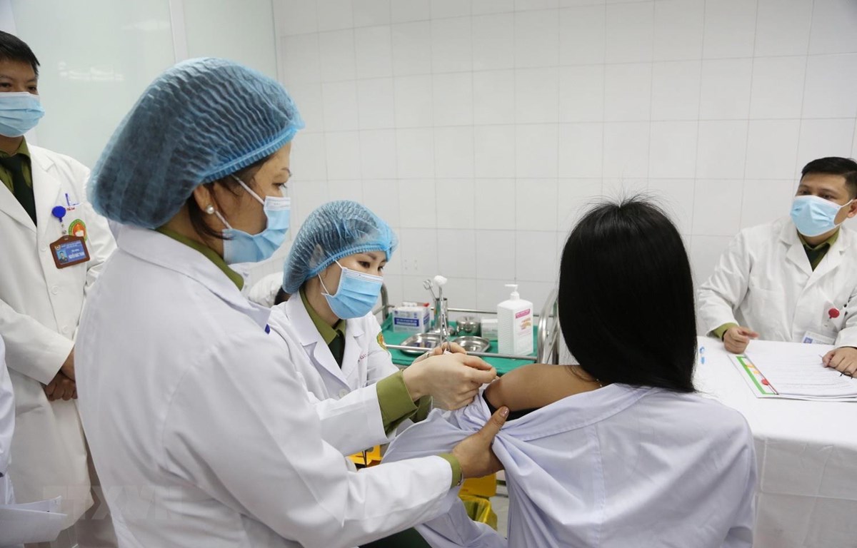 Hơn một nửa tình nguyện viên thử nghiệm vắc-xin ngừa Covid-19 có phản ứng phụ