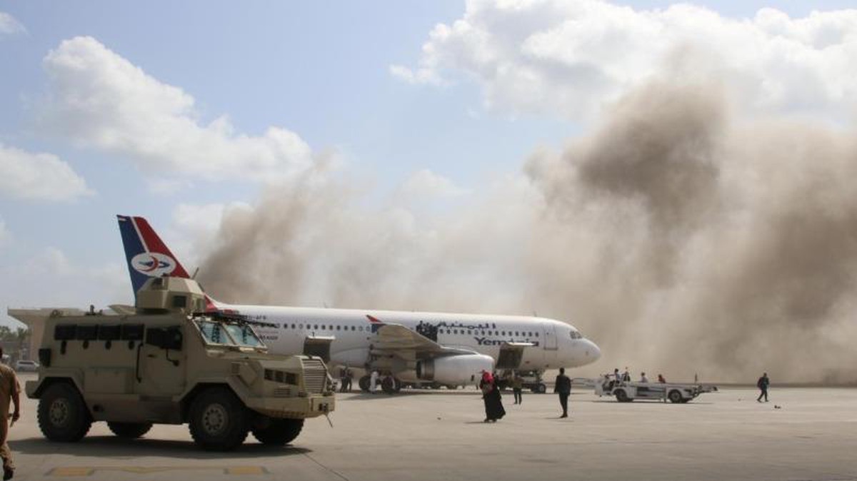 Vụ tấn công bằng tên lửa xảy ra ngay khi máy bay chở thủ tướng Yemen hạ cánh.