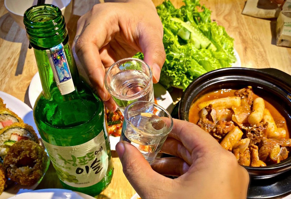 Rượu Soju hoặc rượu gạo makgeolli hầu như không thể thiếu khi đi ăn món thịt nướng chuẩn Hàn.