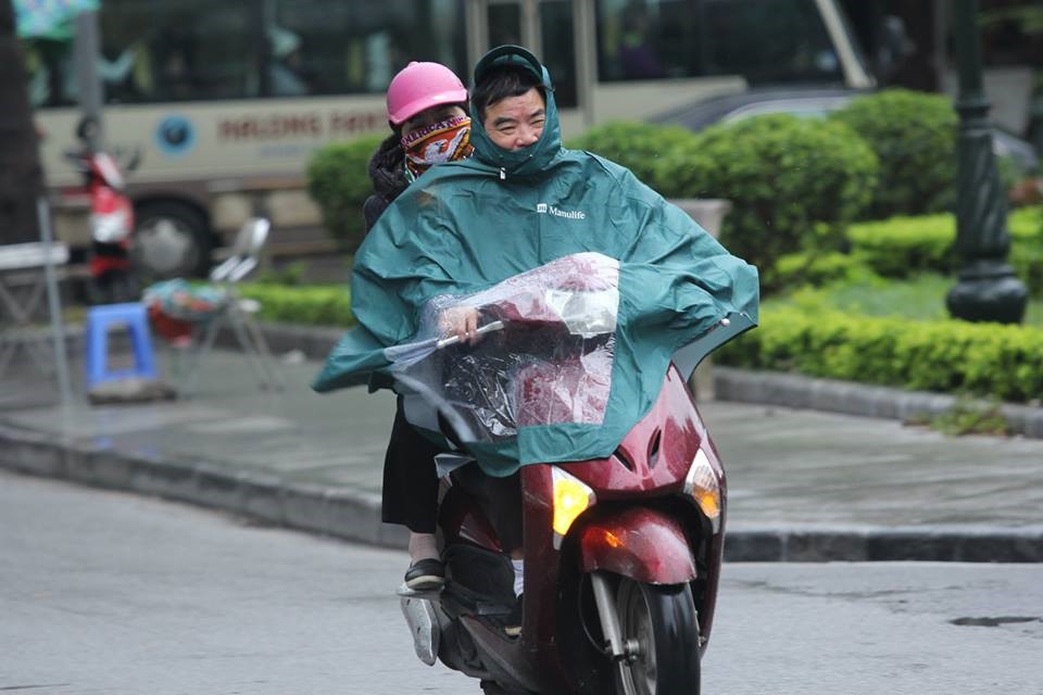 Sử dụng áo mưa để chống gió lạnh thực sự rất hiệu quả.