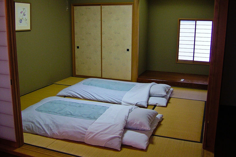 Gập gọn chăn gối sau khi cả nhà thức dậy là việc làm hàng ngày của phụ nữ Nhật Bản.