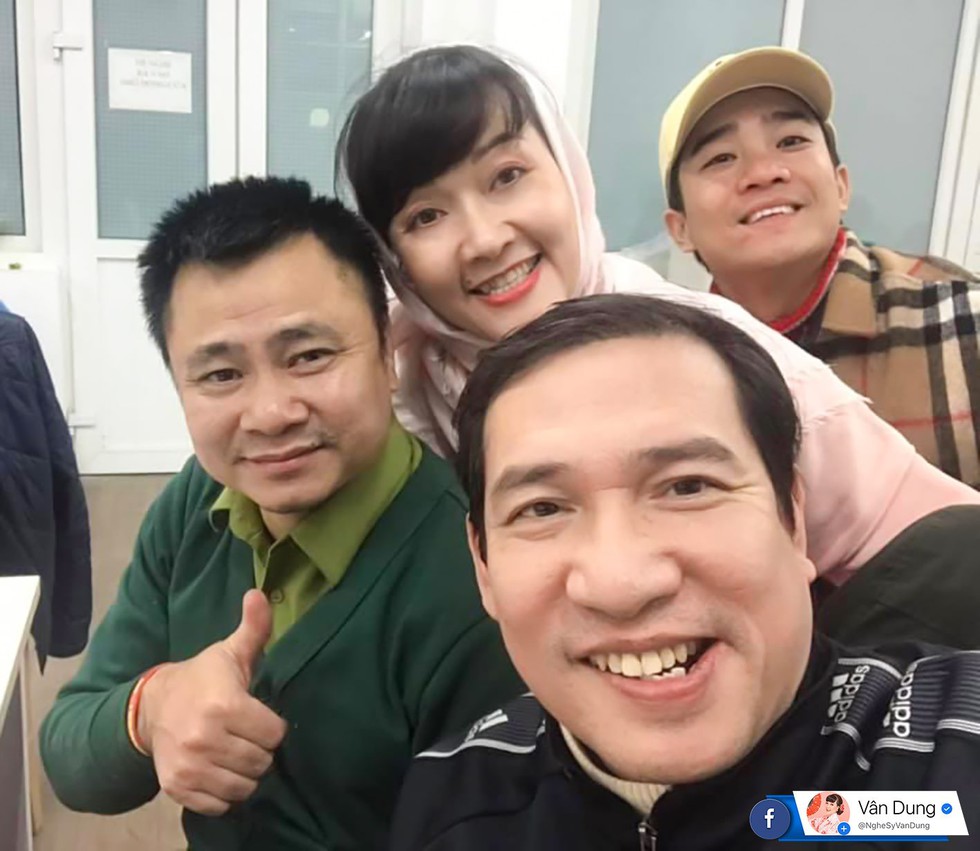Nghệ sĩ Quang Thắng vui vẻ chụp ảnh 'tự sướng' với đồng nghiệp.