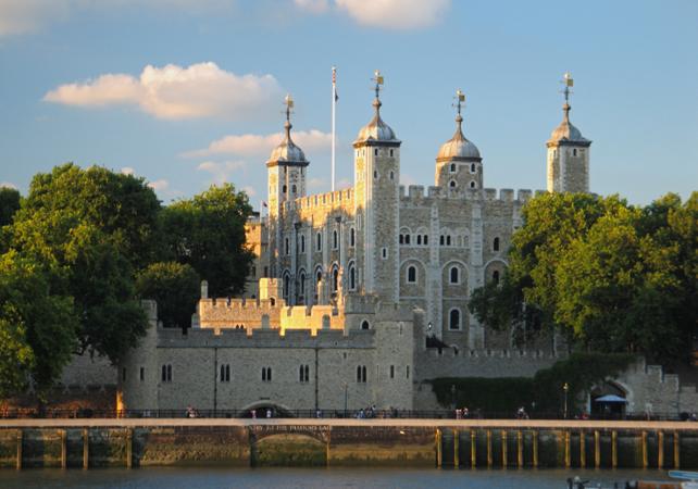 Tháp London là biểu tượng lịch sử và văn hóa nổi tiếng của Vương quốc Anh.