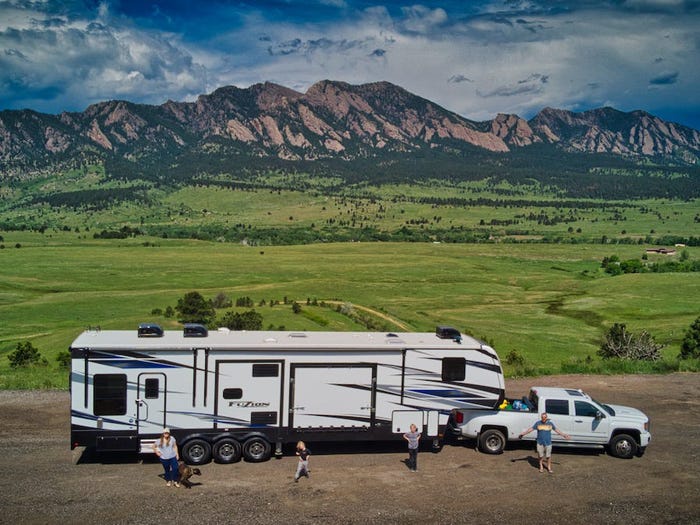 Gia đình "siêu phượt thủ": Bán nhà để mua xe đi khắp đất nước