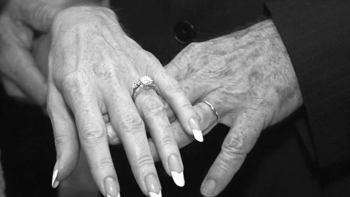 Tháng 8 vừa qua, cặp tình nhân thưởu nào đã đạt được ước nguyện là cùng nắm tay nhau vào lễ đường thành hôn.