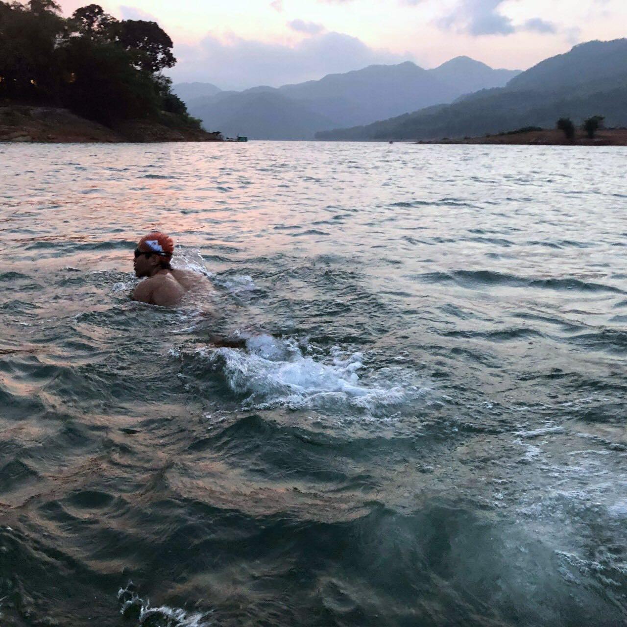 Đây là kỷ lục về quãng đường bơi lội xa nhất của người Việt (ảnh FB Khanh Barbarian)