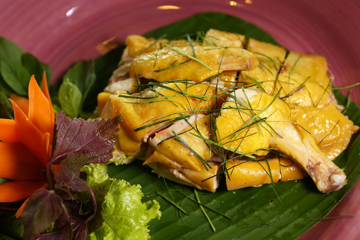 Gà hấp lá chanh - Món ăn không thể thiếu trên mâm cỗ Việt.