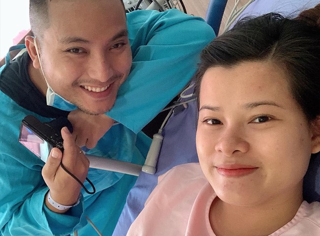 Thấy vợ sinh con vất vả, anh chồng mua 9 viên kim cương để an ủi vợ