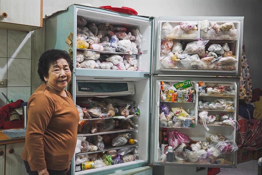 Bà nội chuẩn bị nguyên siêu thị mini trong tủ lạnh trước khi Tết về