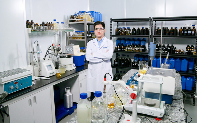 Anh Lại Thanh Hải, nhà phát minh, giám đốc công ty tại phòng thí nghiệm cho ra đời sản phẩm khẩu trang wakamono.