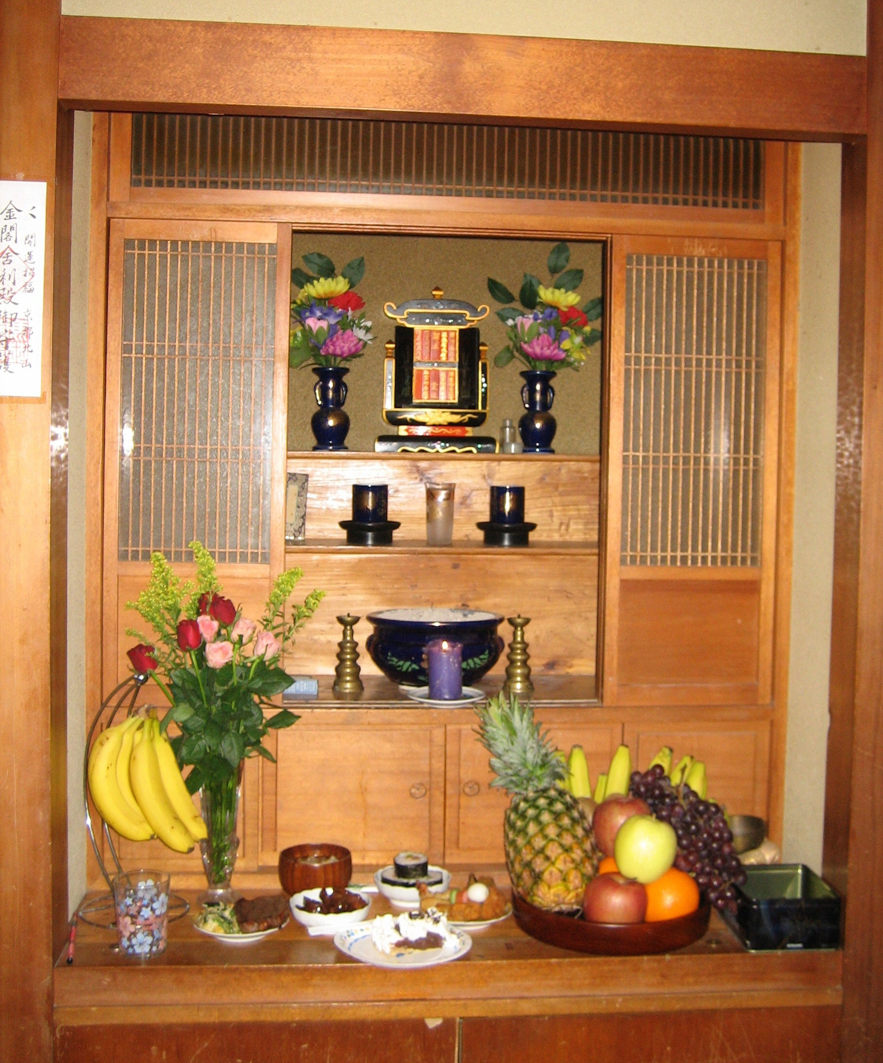 Ban thờ cúng tổ tiên và các vị thần của gia đình Nhật Bản.