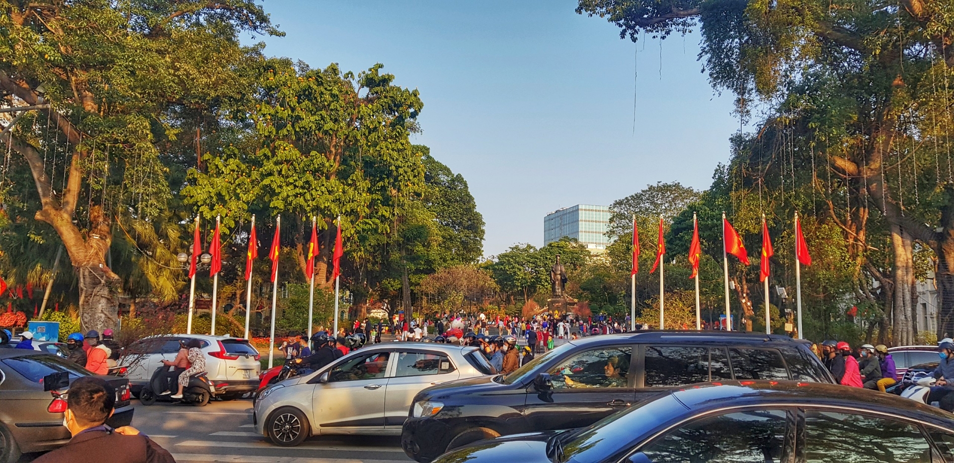 Quảng trường Lý Thái Tổ đông kín người dân đến vui chơi.