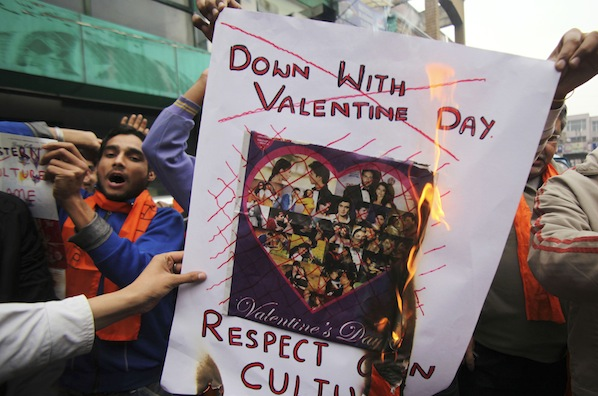 Người ta còn biểu tình phản đối ngày lễ Valentine tại Ấn Độ.