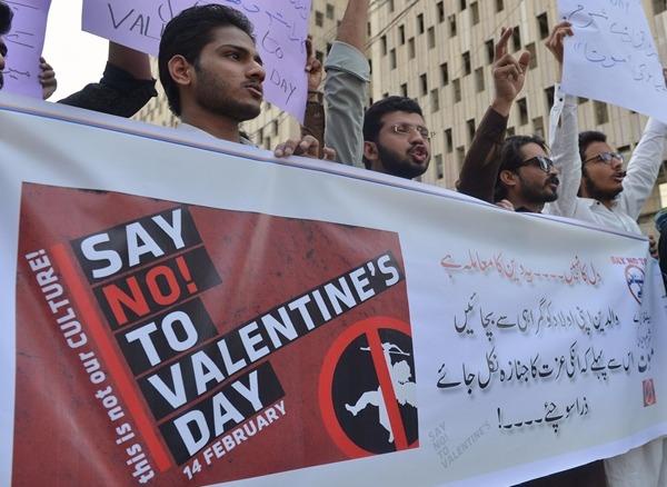 Những quốc gia theo đạo Hồi như Pakistan có cái nhìn không thiện cảm với ngày Valentine.