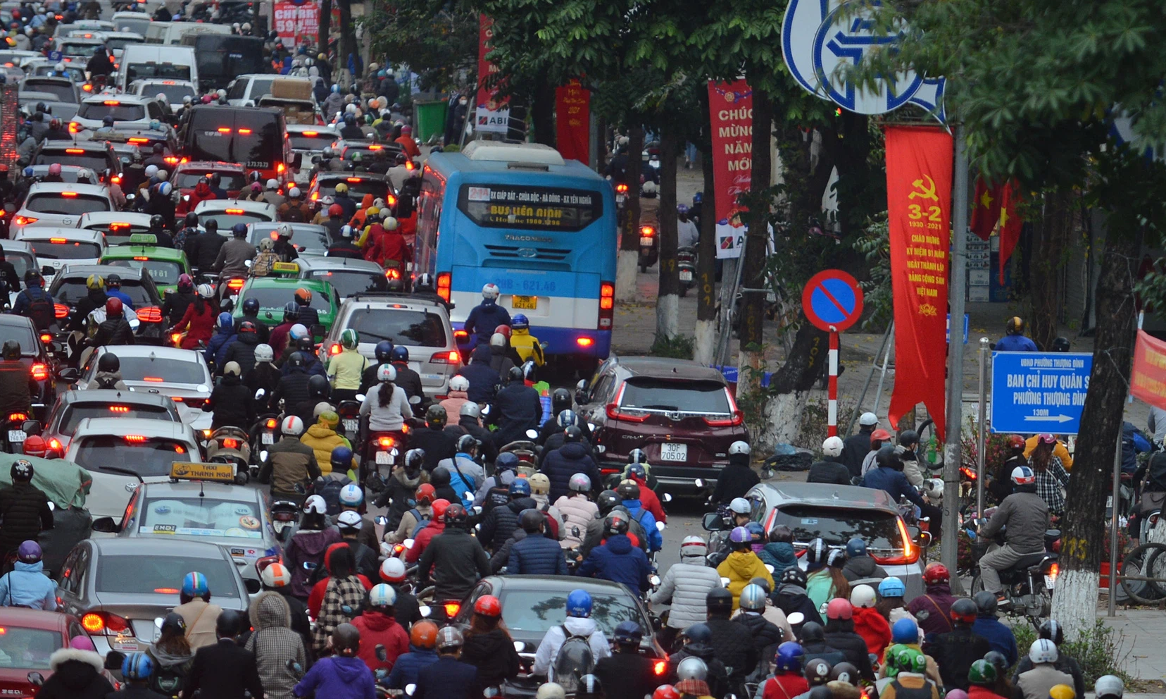 Đường Nguyễn Trãi nêm kín người và các phương tiện giao thông.
