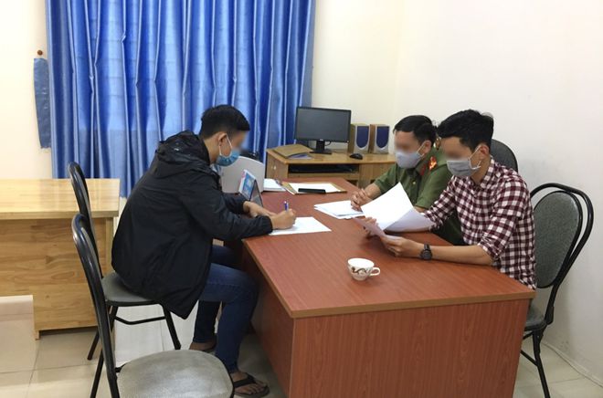 N.H.L.(áo đen) tại cơ quan điều tra.