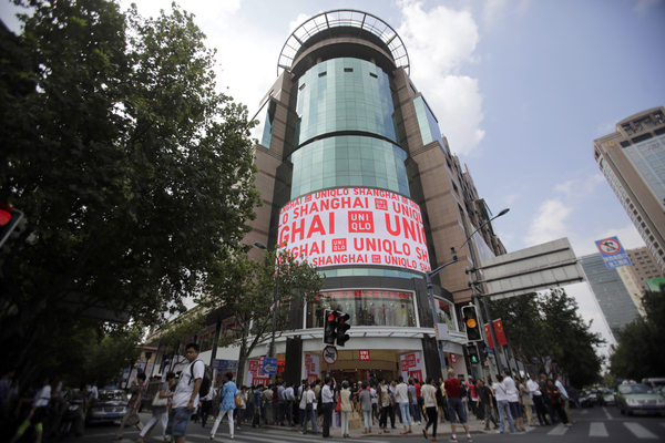 Uniqlo có tới gần 1000 cửa hàng tại Trung Quốc, thị trường may mặc lớn nhất thế giới.