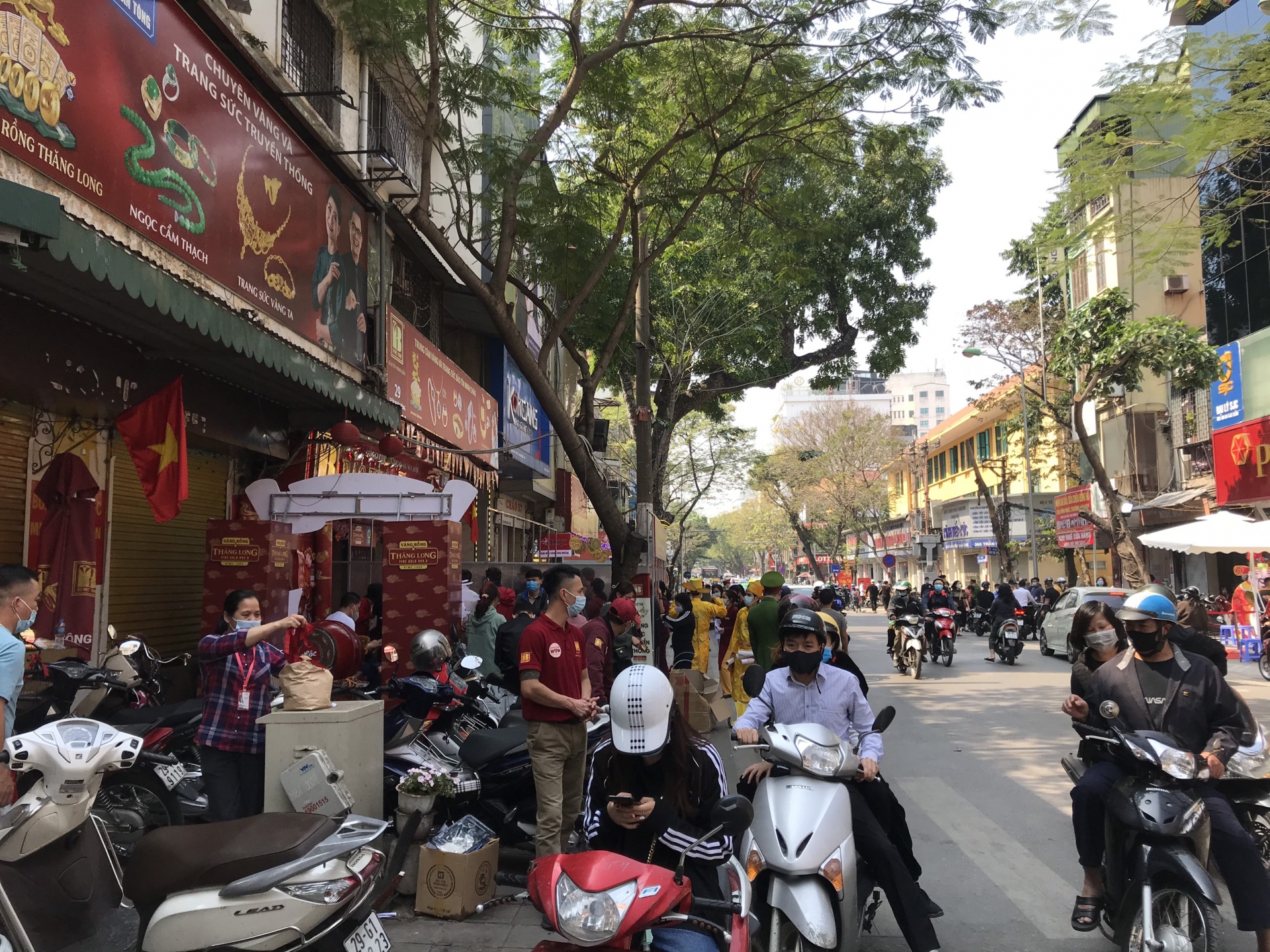 Đầu giờ chiều, các cửa hàng vàng trên phố Trần Nhân Tông vẫn tấp nập người chờ mua vàng cầu may.