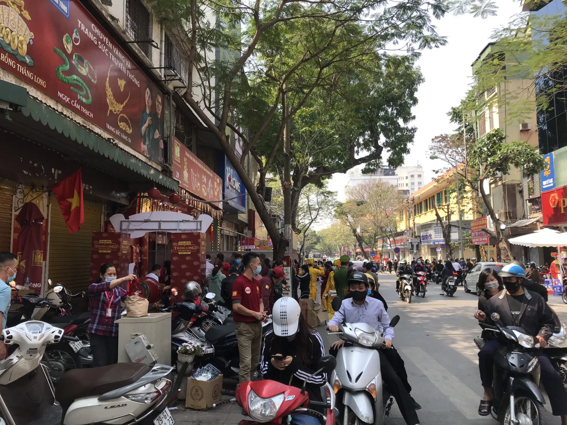 Ngày vía Thần Tài: Quá trưa nhưng con phố vàng nổi tiếng tại Hà Nội vẫn nườm nượp khách mua vàng cầu may 