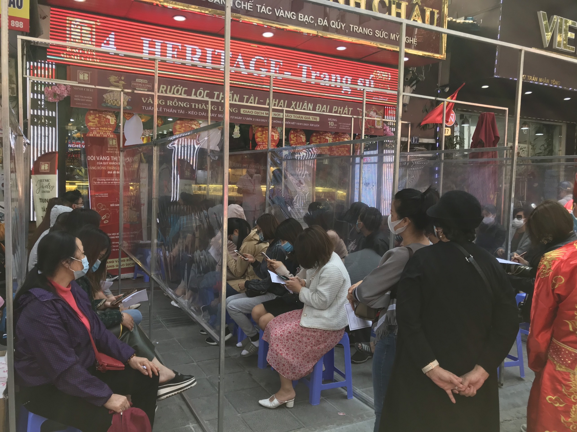 Lượng khách hàng ngồi chờ trước cửa hàng Bảo Tín Minh Châu vẫn rất đông đảo.