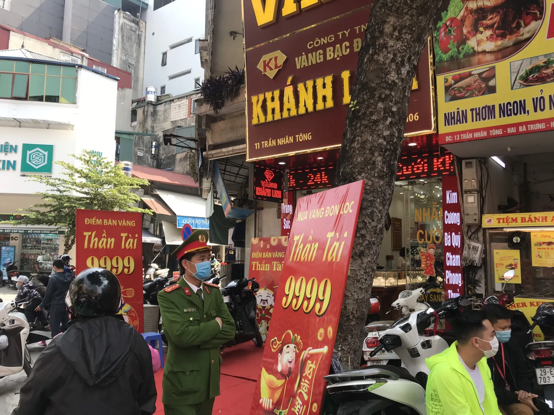 Ngày vía Thần Tài: Quá trưa nhưng con phố vàng nổi tiếng tại Hà Nội vẫn nườm nượp khách mua vàng cầu may - Ảnh 1