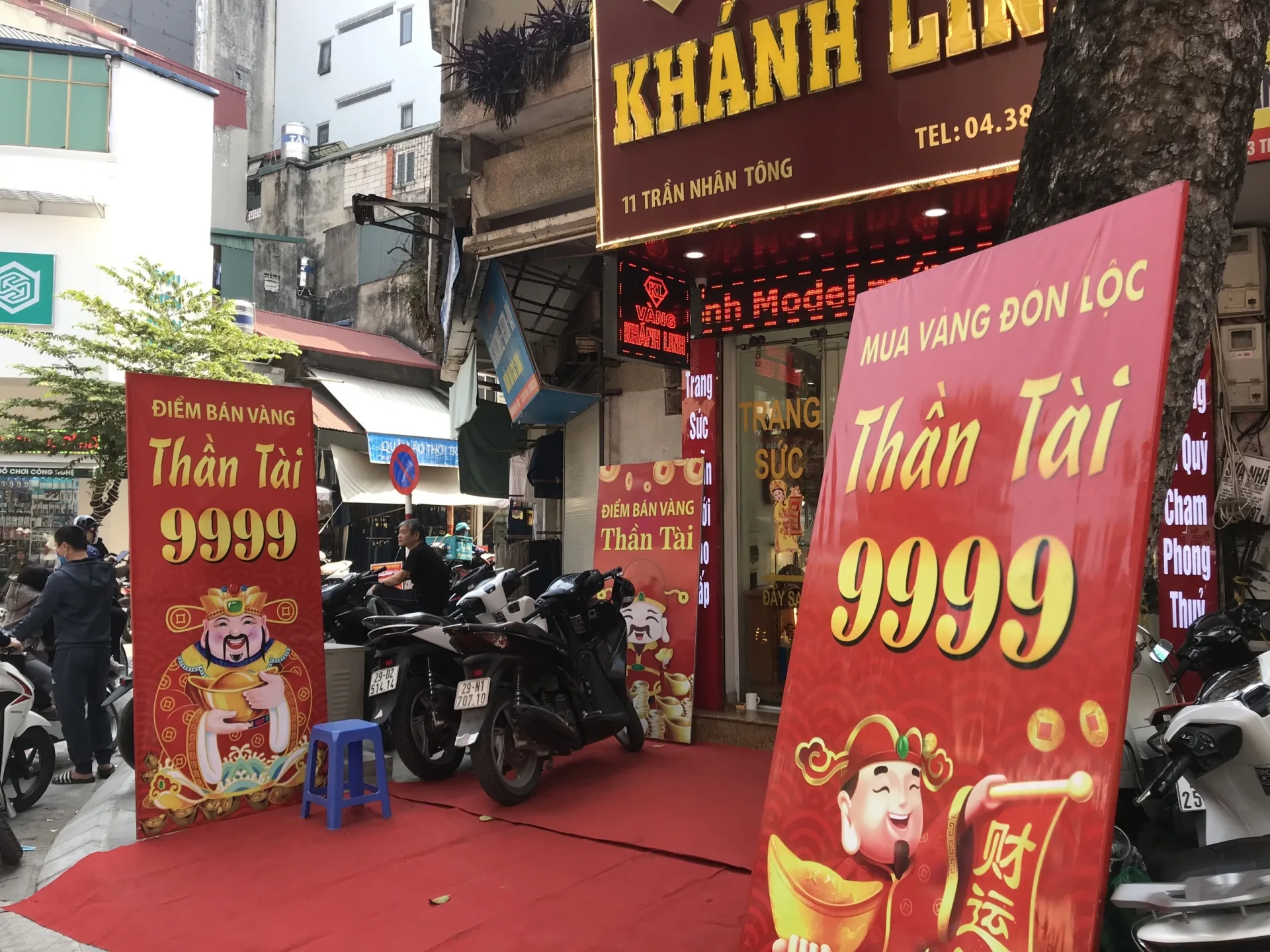 Ngày vía Thần Tài: Quá trưa nhưng con phố vàng nổi tiếng tại Hà Nội vẫn nườm nượp khách mua vàng cầu may - Ảnh 1