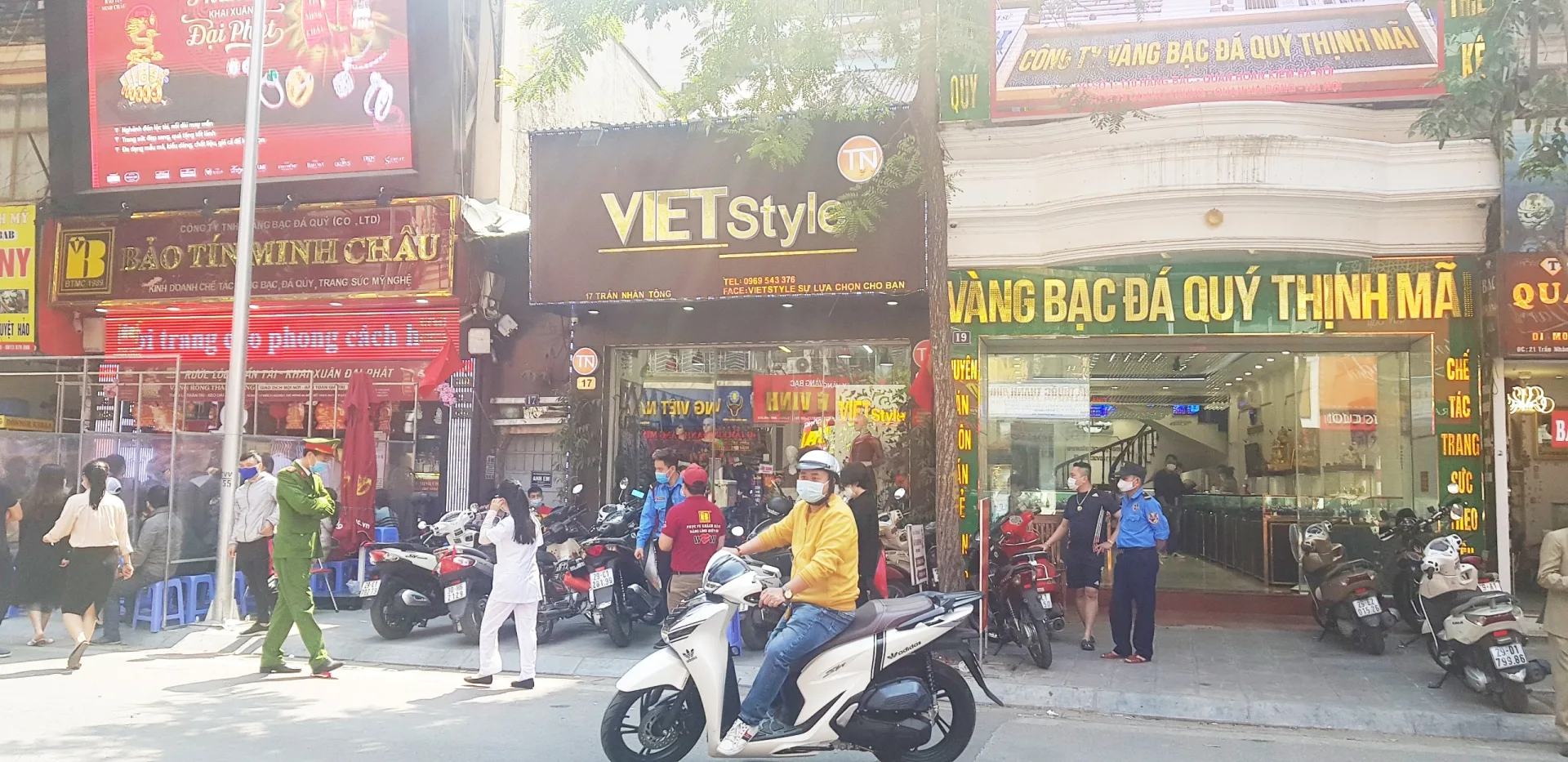 Ngày vía Thần Tài: Quá trưa nhưng con phố vàng nổi tiếng tại Hà Nội vẫn nườm nượp khách mua vàng cầu may - Ảnh 1