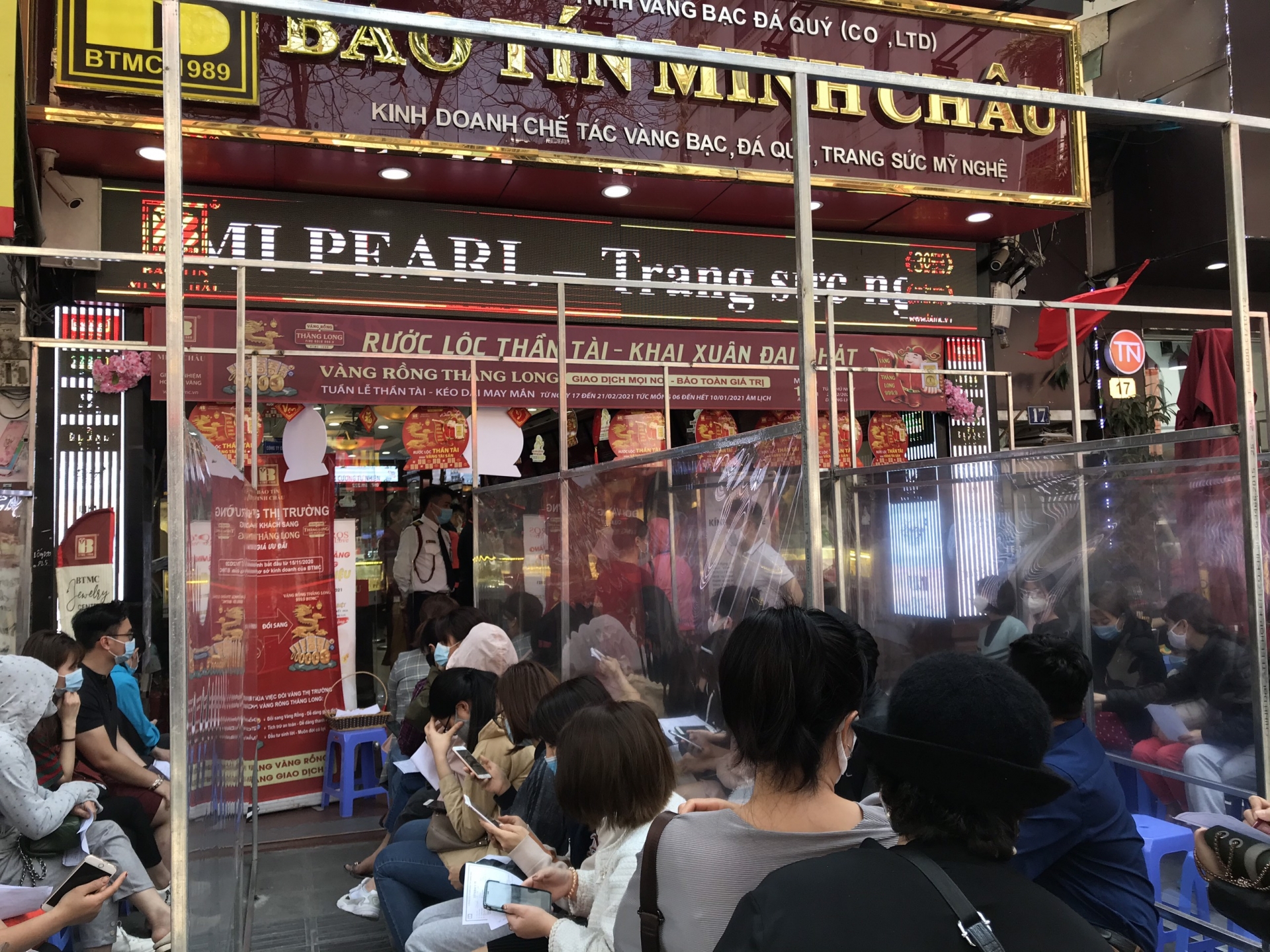Đến chiều nhưng cửa hàng Bảo Tín Minh Châu vẫn chưa hề 'hạ nhiệt'.