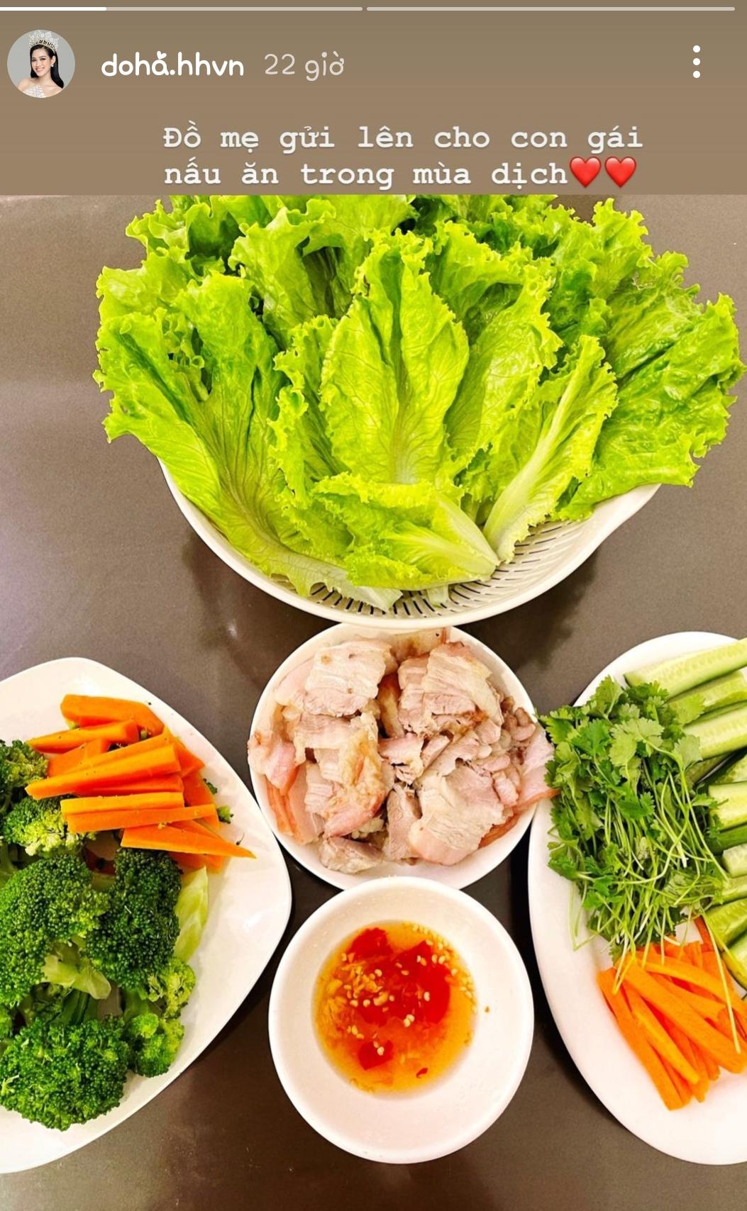 Hoa hậu Việt Nam khoe khéo bữa ăn rất 'fresh' được cô làm từ đồ mẹ gửi ở quê lên!