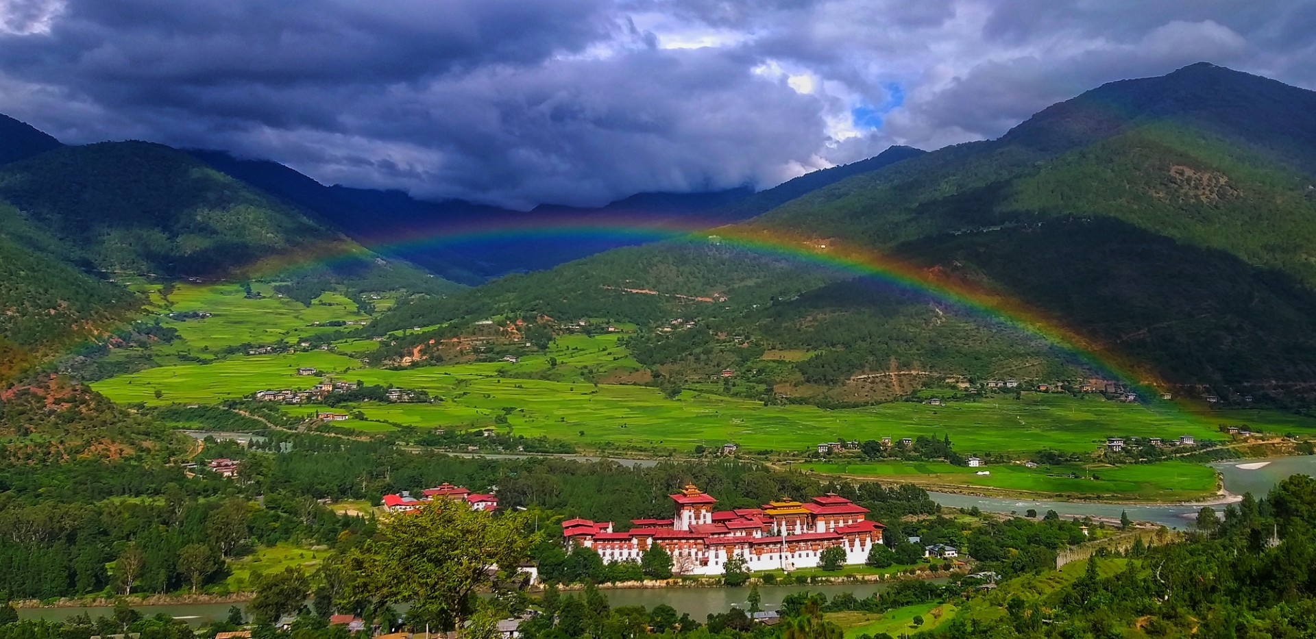 2/3 đất nước Bhutan được bao phủ bởi rừng núi.