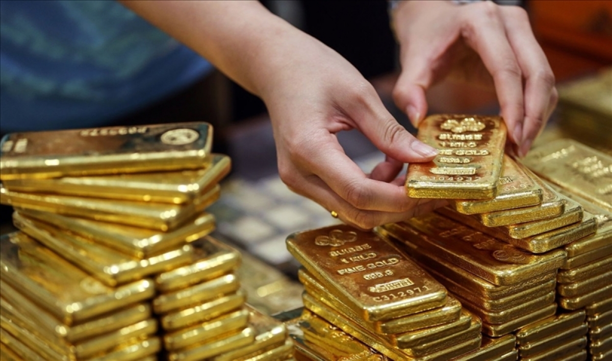 Giá vàng hôm nay 7/3: Vàng 'đổ dốc', người đầu tư e ngại rủi ro khi mua vào.