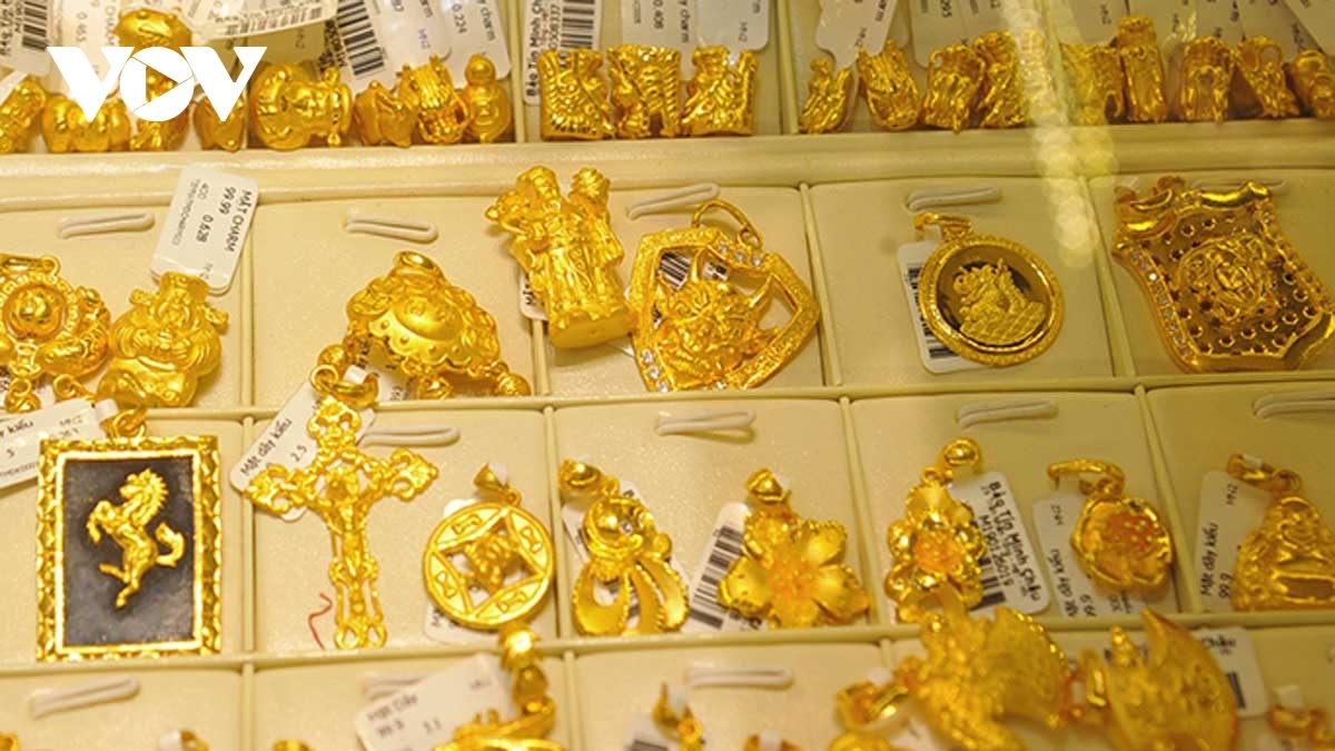 Vàng miếng và vàng trang sức trong nước chênh lệch kỷ lục so với vàng thế giới.