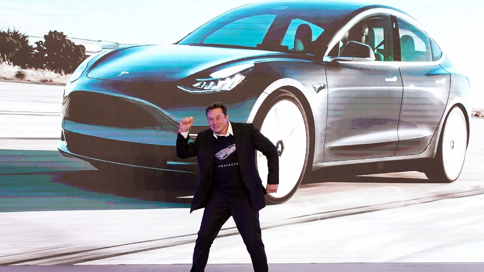 Xe điện Tesla của Elon Musk đã làm thị trường ô tô biến đổi không ít.