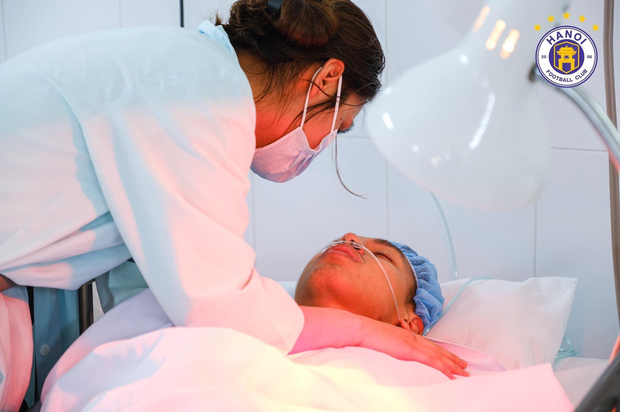 Những hình ảnh xúc động xung quanh chấn thương của Hùng Dũng: Mọi người sẽ luôn ở bên anh đến phút cuối cùng