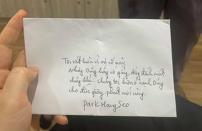 Bức thư viết vội của thầy Park để động viên Hùng Dũng.