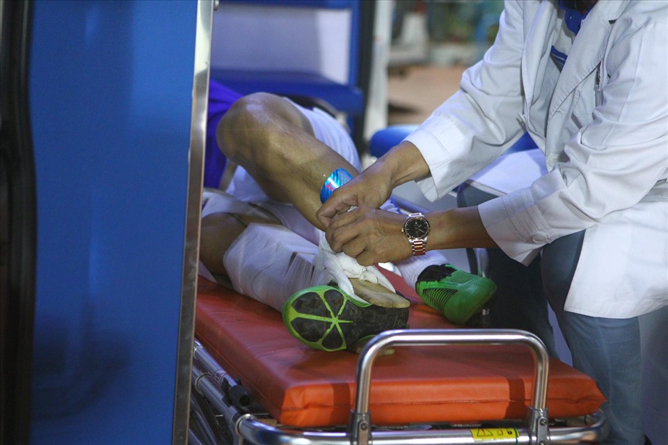 Toàn cảnh chấn thương kinh hoàng của Hùng Dũng khiến tất cả đều "sốc nặng"