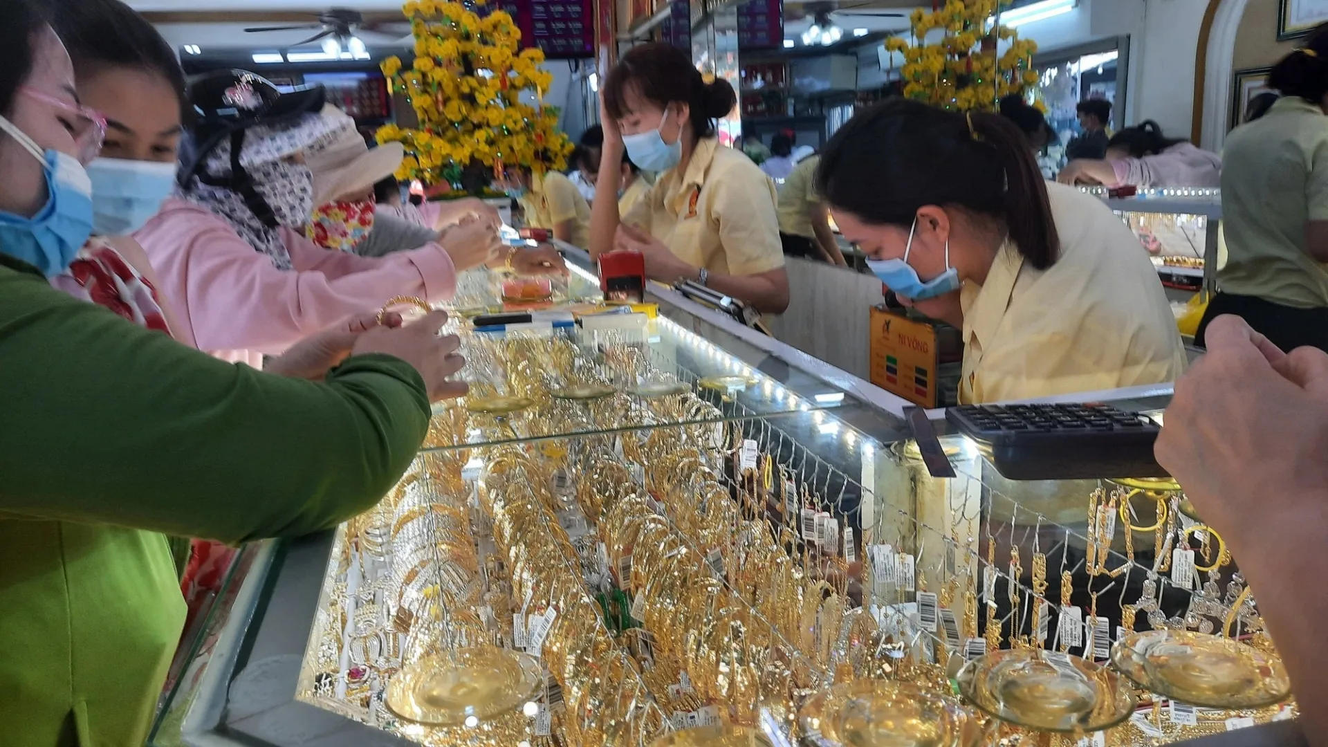 Giá vàng hôm nay 26/3: Giảm sâu trên mọi thị trường - Ảnh 1