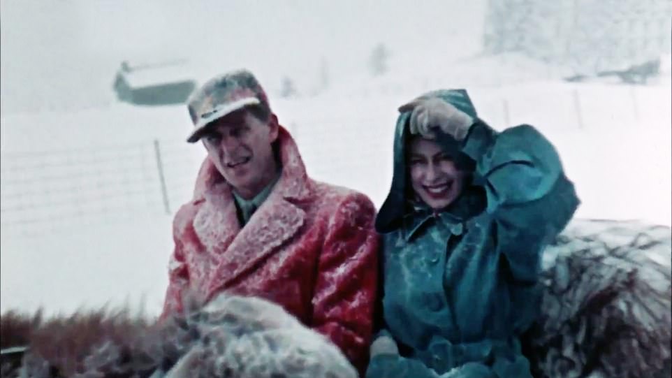 Công chúa Elizabeth tươi cười rạng rỡ dưới trời tuyết trắng Canada năm 1951.