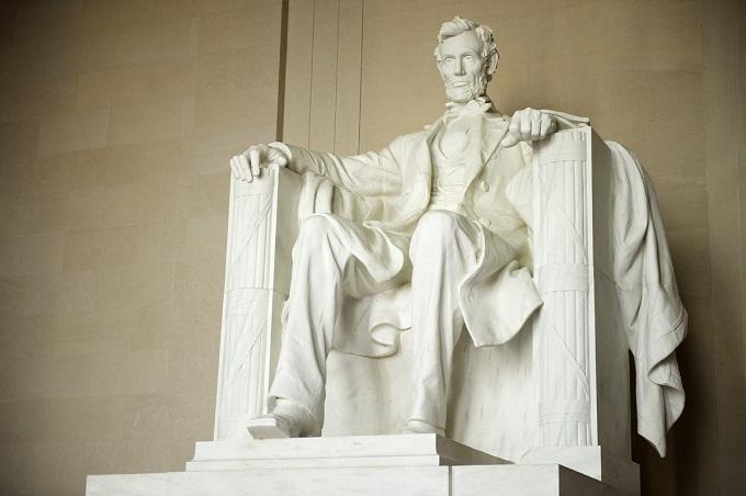 Bán tượng đài tổng thống Lincoln cho hãng ô tô Ford.