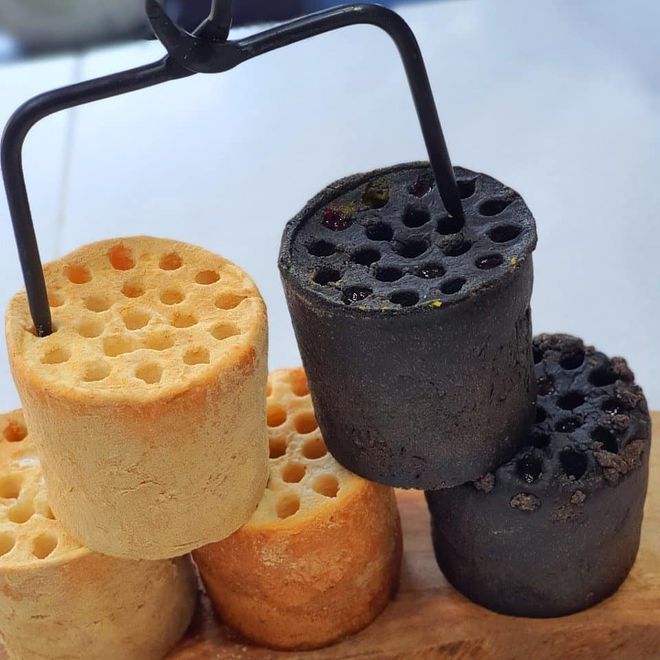 Chiếc khoan đặc biệt để tạo hình lỗ cho bánh mì than tổ ong.