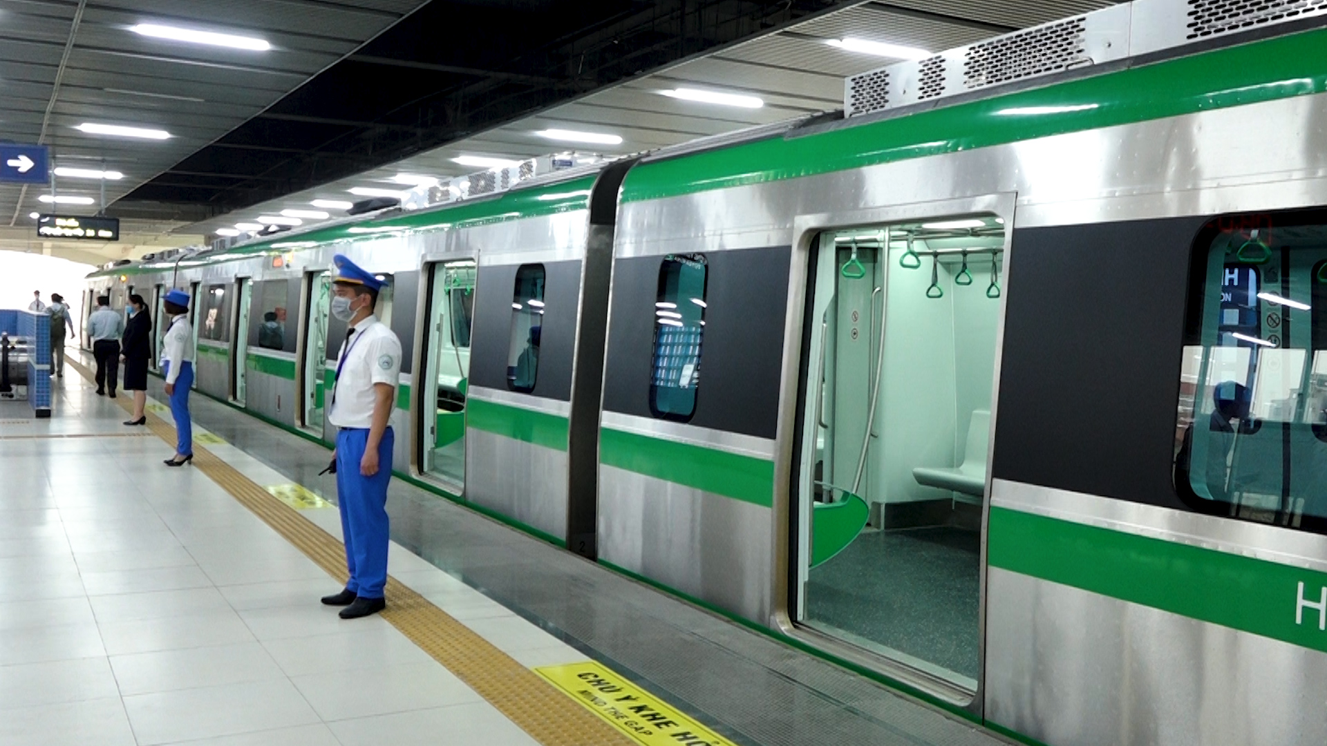 Sau nhiều mong đợi, cuối cùng người dân cũng có thể sử dụng dịch vụ của tuyến đường sắt cao tốc Cát Linh - Hà Đông.